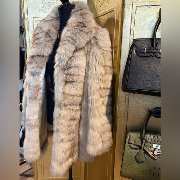 RARE Vintage Fox Fur Coat with Distinctive Striping and Coloration - Picture 2 of 7